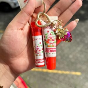 CUTE STRAWBERRY SHORTCAKE GLOSS AND LIP BALM DUO WHIT KEYCHAIN - DUO DE GLOSS MAS BALSAMO CON LLAVERO - CELAVI